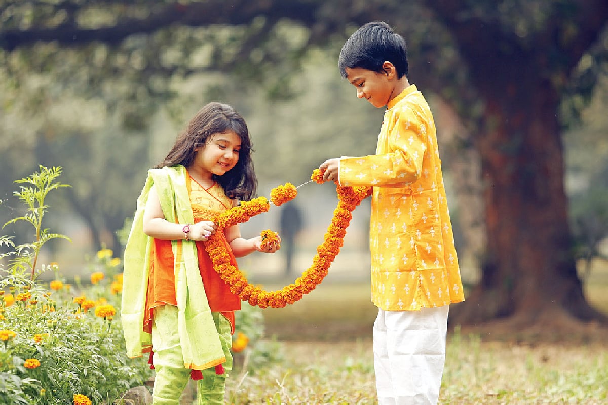 বসন্তের উজ্জ্বল রং শিশুর পোশাকে। মডেল: মাশিয়াত ও পর্ব, পোশাক: দেশাল, ছবি: সুমন ইউসুফ