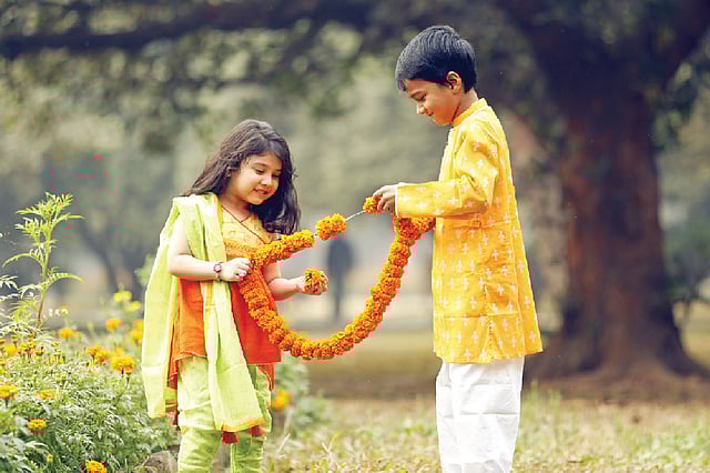 বসন্তের উজ্জ্বল রং শিশুর পোশাকে। মডেল: মাশিয়াত ও পর্ব, পোশাক: দেশাল, ছবি: সুমন ইউসুফ