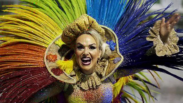 প্রতিবছর ব্রাজিলে উদ্‌যাপিত হয় সাম্বা শোভাযাত্রা। দেশটির বিভিন্ন অঞ্চলের লোকজন নানা ধরনের বর্ণিল পোশাক পরে এই শোভাযাত্রায় অংশ নেয়। সাও পাওলো, ব্রাজিল, ১০ ফেব্রুয়ারি। ছবি: রয়টার্স