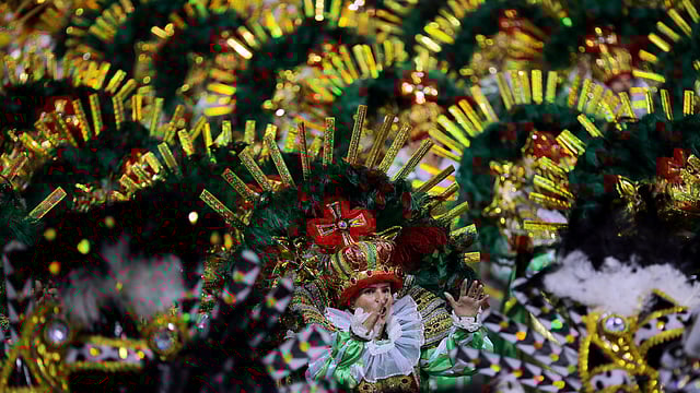 শোভাযাত্রায় অংশ নিয়েছে পাপুয়াপে সাম্বা স্কুলের শিল্পীরা। সাও পাওলো, ব্রাজিল, ১০ ফেব্রুয়ারি। ছবি: রয়টার্স