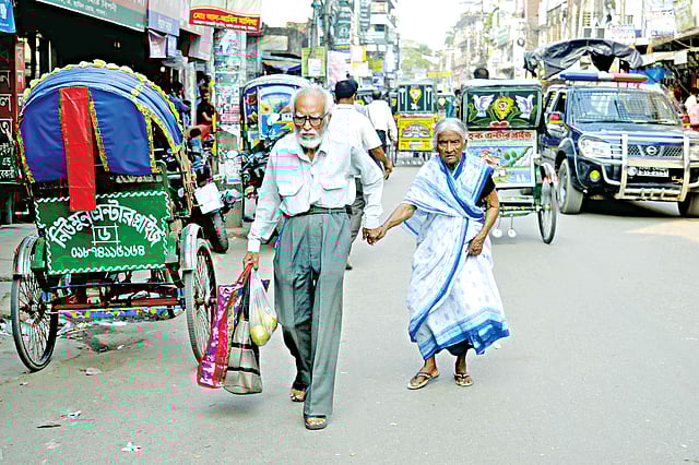 এভাবেই ভালোবাসায়, ভরসায় প্রতিদিন কাটান শামসুল আলম ও রওশন আরা দম্পতি ছবি: হাসান মাহমুদ