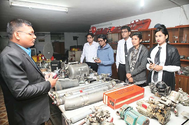 দিনের অনেকটা সময় কাটে ল্যাবে