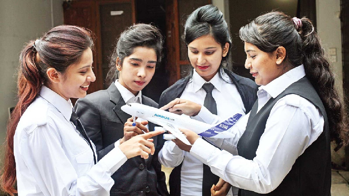 উড়োজাহাজ ঘিরেই তাঁদের পড়ালেখা, ক্যারিয়ার, স্বপ্ন। ছবি: খালেদ সরকার