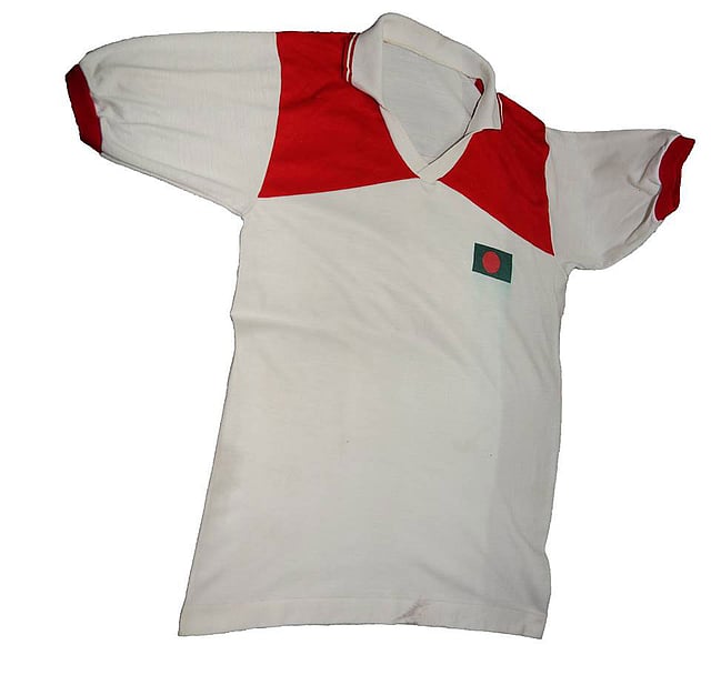 ১৯৮৯ সালে প্রেসিডেন্ট গোল্ডকাপে বাংলাদেশ লাল দলের হয়ে মুন্নার জার্সি