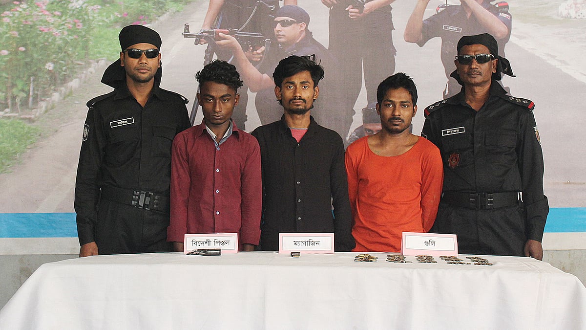 গ্রেপ্তার হওয়া তিন অস্ত্র ব্যবসায়ী। ছবি: র‍্যাবের সৌজন্যে