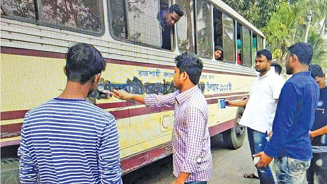 রাজশহী কলেজে উপহার দেওয়া বাস থেকে খালেদা জিয়ার নাম মুছে দিলেন কলেজ ছাত্রলীগের সাধারণ সম্পাদক।  ছবি: সংগৃহীত