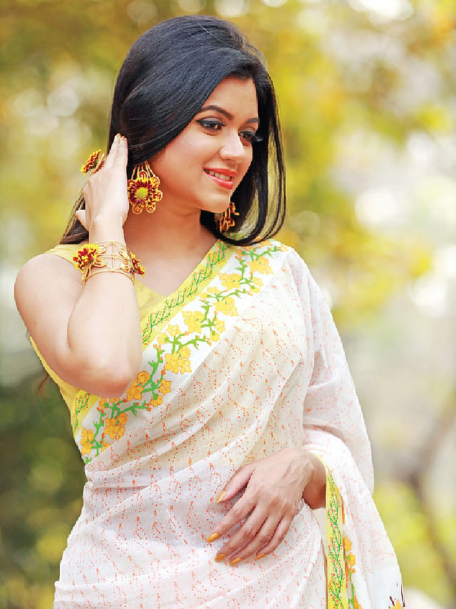 গয়নার মধ্যে তাজা ফুল, সাজে আনবে ভিন্ন মাত্রা। শাড়ি: কে ক্র্যাফট, গয়না: সিক্স ইয়ার্ডস স্টোরি