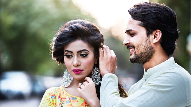 নিজের কাজের পরের সময়টুকু ভালোবাসার মানুষটির সঙ্গে কাটানো শুরু করুন। মডেল: সুমি ও আজাদ, ছবি: অধুনা