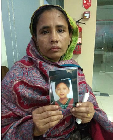 মেয়ের ছবি হাতে আসমা। ছবিটি কারওয়ান বাজারে প্রথম আলোর কার্যালয় থেকে তোলা। ছবি: নাজনীন আখতার