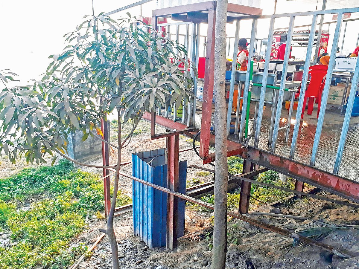 তন্দুরি কাবাব রেস্তোরাঁর পেছনে ঝিলের পারে খোলা পায়খানা।  ছবি: প্রথম আলো