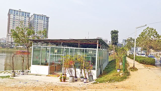 ঝিলমিল নামের এই রেস্তোরাঁর স্থায়ী কাঠামো গড়ে উঠেছে ঝিলের পানি ঘেঁষে।  ছবি: প্রথম আলো