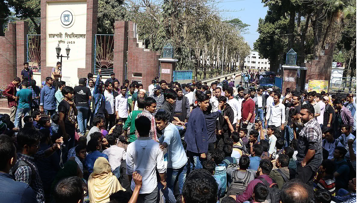 রাজশাহী বিশ্ববিদ্যালয়ের এক শিক্ষককে লাঞ্ছিত করার প্রতিবাদে আজ বৃহস্পতিবার বিশ্ববিদ্যালয়ের প্রধান ফটকের সামনে ঢাকা-রাজশাহী মহাসড়ক অবরোধ করেন শিক্ষার্থীরা। রাজশাহী, ১৫ ফেব্রুয়ারি। ছবি: প্রথম আলো