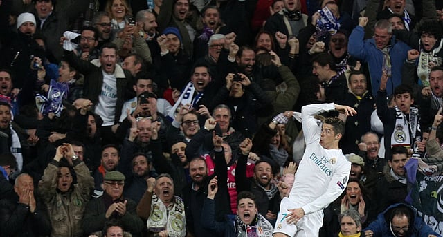 দ্বিতীয় গোলের পর দর্শকে জাগাচ্ছেন রোনালদো।  ছবি: রয়টার্স