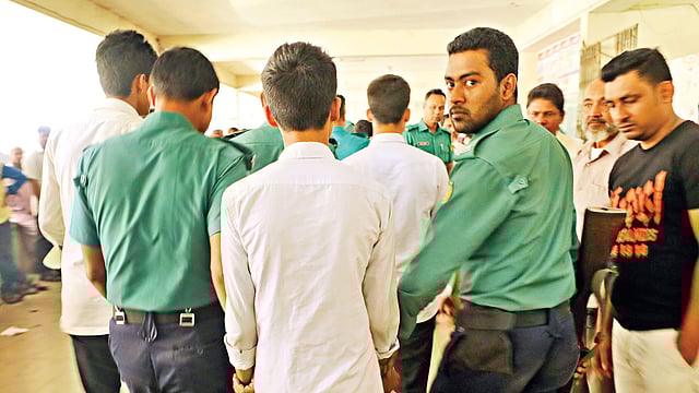 ফাঁস হওয়া প্রশ্নপত্র মুঠোফোনে পাওয়ায় মামলায় জড়ানো হলো চট্টগ্রামের এই কিশোরদের। অথচ প্রশ্ন ফাঁস করে যারা বন্যার পানির মতো সারা দেশে ছড়িয়ে দিচ্ছে, তারা রয়ে যাচ্ছে ধরাছোঁয়ার বাইরে। এসএসসি পরীক্ষার্থী এই শিক্ষার্থীদের বয়স ১৮ বছরের নিচে হওয়ায় তাদের স্পষ্ট ছবি দেখানো হলো না। গতকাল দুপুরে চট্টগ্রাম আদালত ভবনে।  ছবি: প্রথম আলো