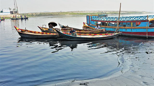 বালু নদ। দূষণের কারণে কালো হয়ে গেছে বেরাইদের সীমানা ঘেঁষে বয়ে চলা এই নদের পানি।  ছবি: প্রথম আলো