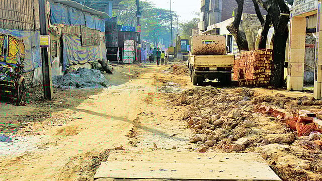খানাখন্দে ভরা বেরাইদের প্রধান সড়ক। বেহাল এই সড়কের কিছু অংশে চলছে পয়োনালা নির্মাণের কাজ।  ছবি: প্রথম আলো
