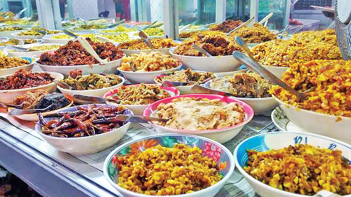 বাহারি পদের ভর্তা। এসব ভর্তার স্বাদ নিতে বিভিন্ন প্রান্তের মানুষ ছুটে যায় তোতা মিয়ার রেস্তোরাঁয়। গত শনিবার ছবিটি তুলেছেন মো. আল-আমিন