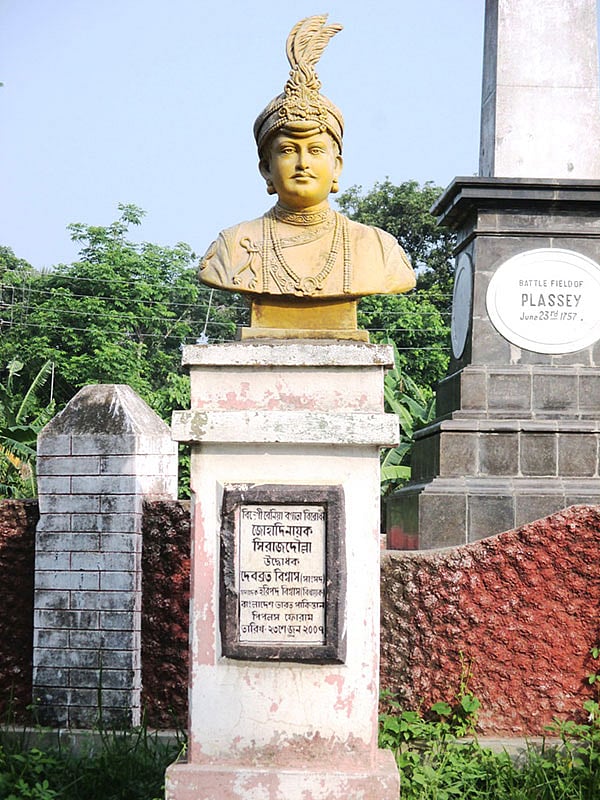 নবাব সিরাজের আবক্ষ মূর্তি। ছবি: অমর সাহা