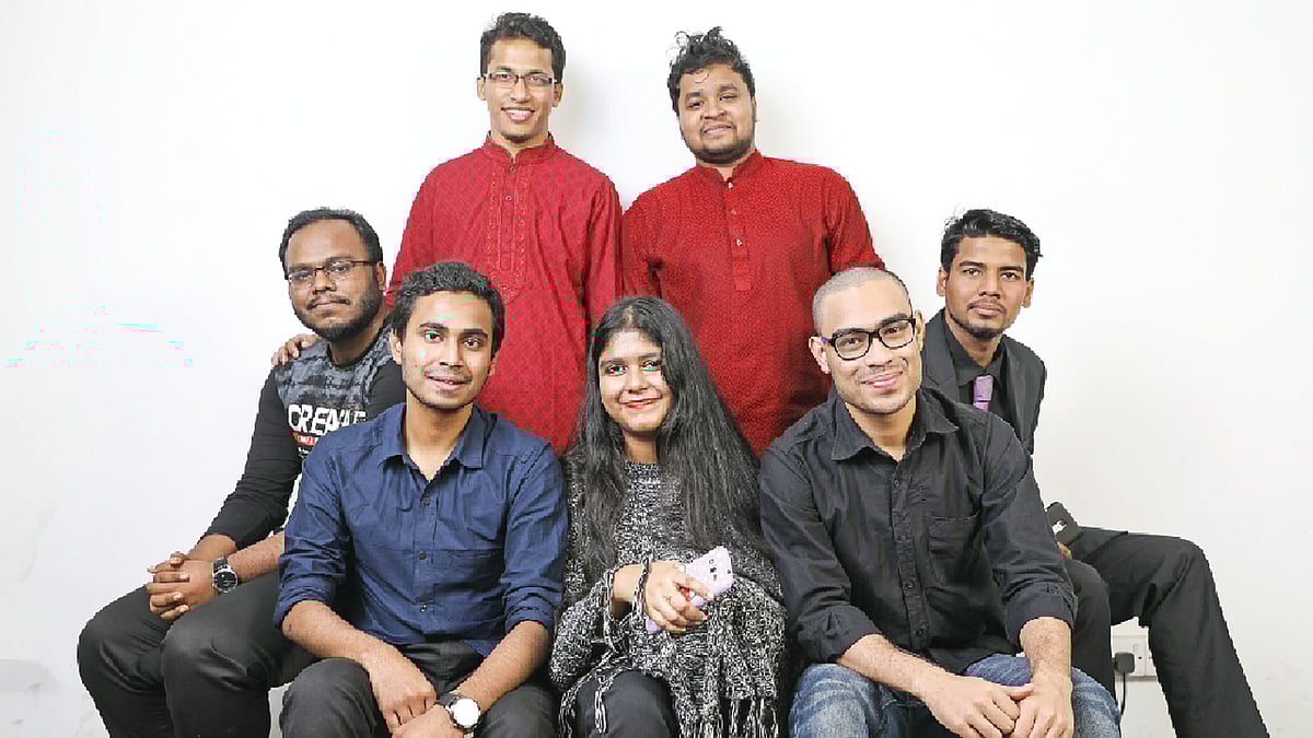 তাঁদের মতো অনেক তরুণ এখন বিদেশি চলচ্চিত্র ও টিভি সিরিজের সাবটাইটেল বাংলায় তৈরি করেন। ছবি: খালেদ সরকার