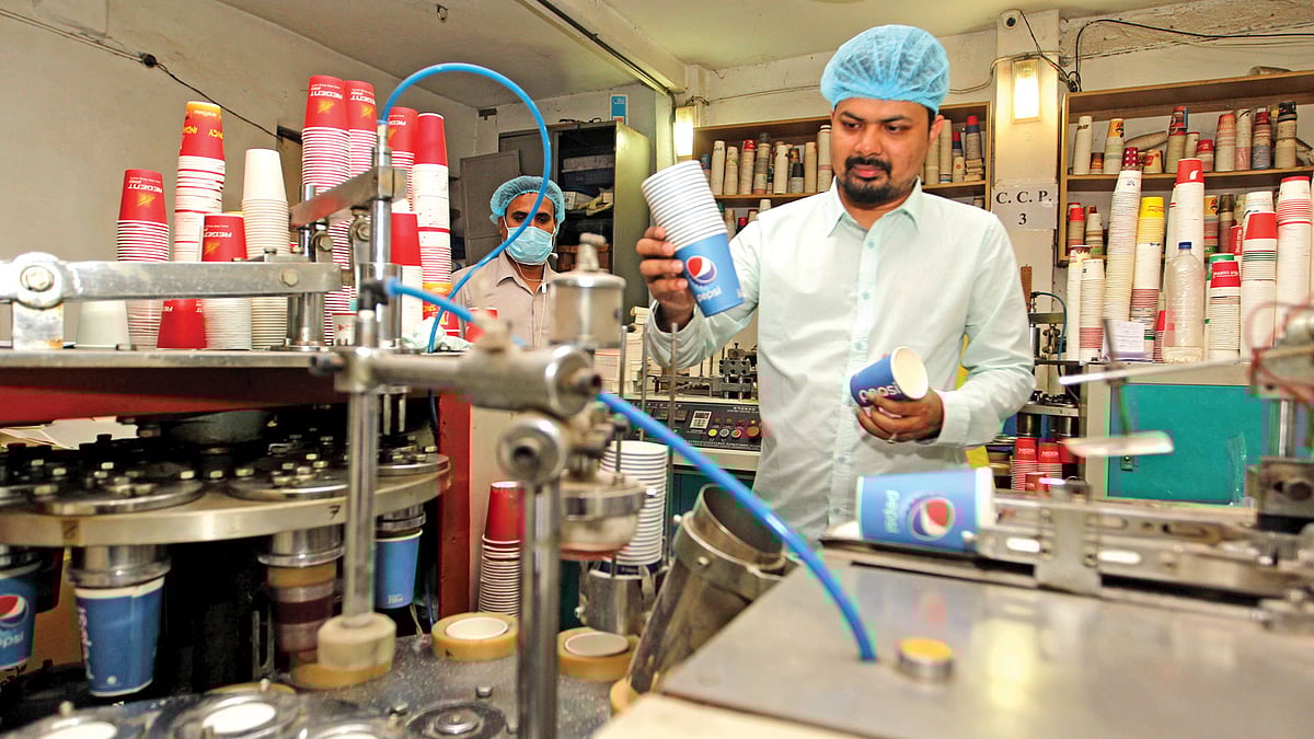 কেপিসি ইন্ডাস্ট্রিজের কারখানায় কাগজ দিয়ে পরিবেশবান্ধব কাপ তৈরির কাজ তদারক করছেন প্রতিষ্ঠানটির স্বত্বাধিকারী কাজী সাজেদুর রহমান। সম্প্রতি রাজধানীর তেজগাঁওয়ে।  ছবি: সাজিদ হোসেন