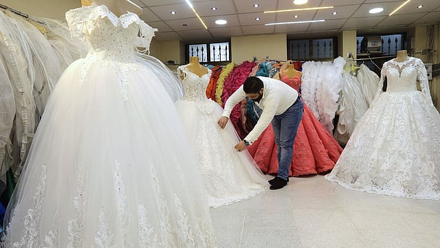 সিরিয়ায় কনের বিয়ের পোশাকের একটি দোকানের দৃশ্য এটি। যুদ্ধবিধ্বস্ত এই দেশটিতে মেয়েদের বয়স বেড়ে গেলেও পাওয়া যাচ্ছে না উপযুক্ত বর। ছবি: এএফপি