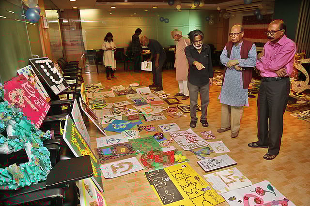 অক্ষরের রাজ্যে বিচারকেরা কোনটা রেখে কোনটাকে পুরস্কৃত করবেন তা নিয়ে হিমশিম খাচ্ছিলেন। ছবি: প্রথম আলো