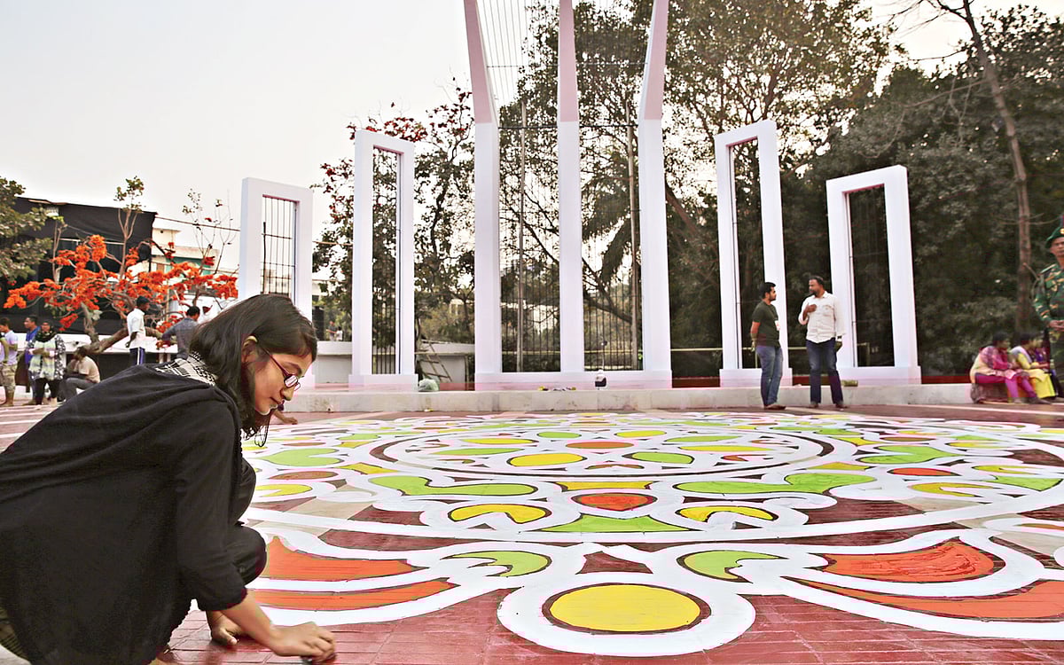 আন্তর্জাতিক মাতৃভাষা দিবস উপলক্ষে কেন্দ্রীয় শহীদ মিনারে চলছে সাজগোজের ব্যস্ততা। শহীদ মিনারের বেদিতে শিল্পীর তুলিতে আঁকা ভাষাসংগ্রামের চিত্ররূপ। গতকাল দুপুরে।  ছবি: প্রথম আলো