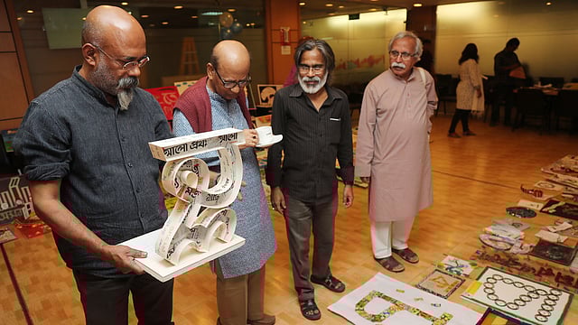 বিচারকের হাতে মণিপুরী এক বর্ণ। ছবি: প্রথম আলো