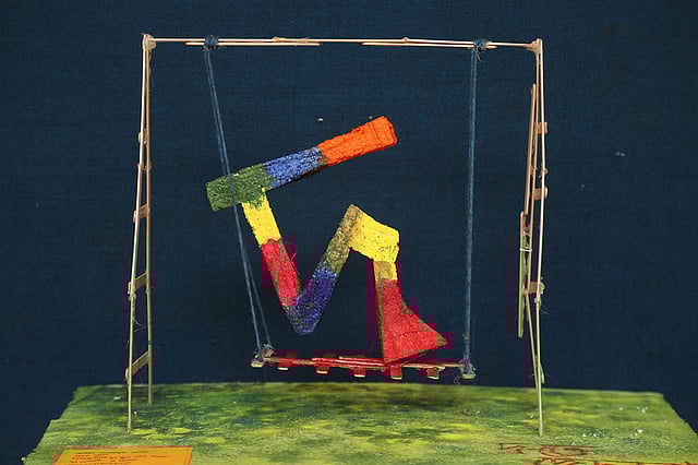 দোলনায় দোল খাচ্ছে ‘দ’ অক্ষর। ছবি: প্রথম আলো