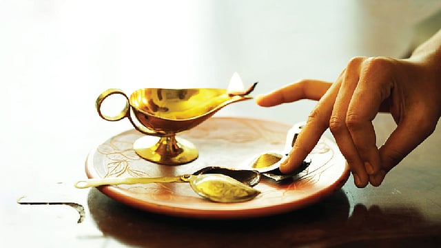 চোখের কাজল বানানো যাবে বাড়িতেই। কৃতজ্ঞতা: হার্বস, ছবি: নকশা