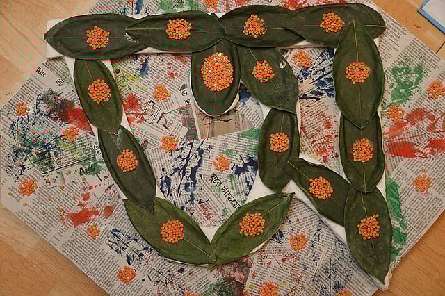 পাতা দিয়ে তৈরি করা হয় স্বরবর্ণ ‘অ’। ছবি: প্রথম আলো