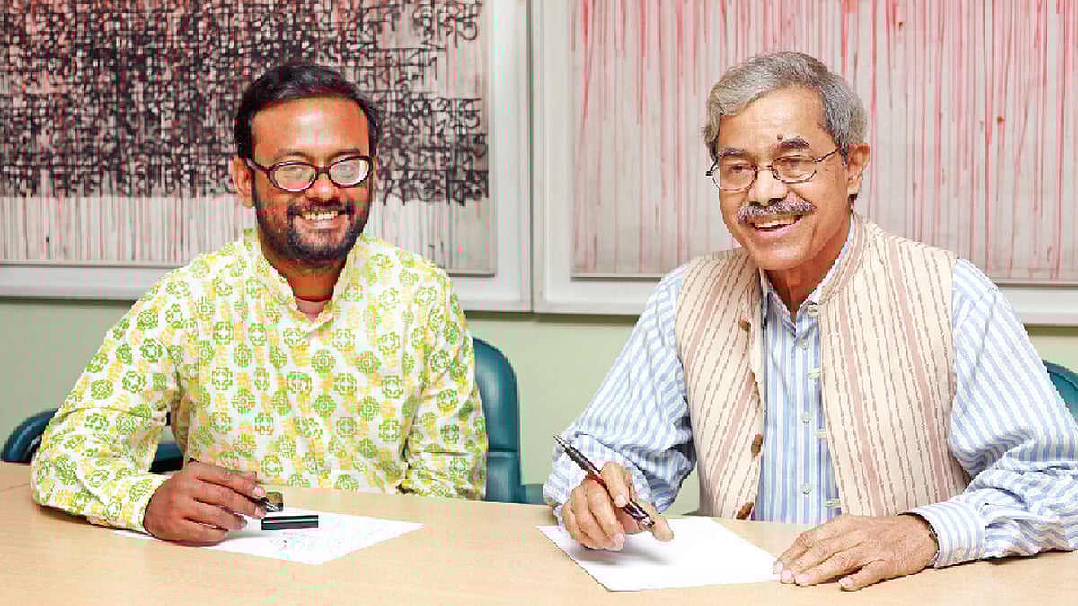 ভাষা পরিস্থিতি নিয়ে কথা বলছেন মোহাম্মদ আজম ও মহাম্মদ দানীউল হক। ছবি: কবির হোসেন