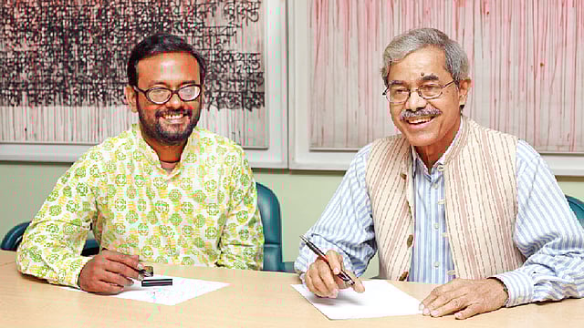 ভাষা পরিস্থিতি নিয়ে কথা বলছেন মোহাম্মদ আজম ও মহাম্মদ দানীউল হক। ছবি: কবির হোসেন