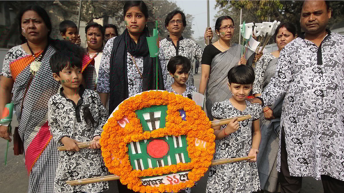 ভাষাশহীদদের শ্রদ্ধা জানাতে সব বয়সীদের ঢল কেন্দ্রীয় শহীদ মিনারে। ২১ ফেব্রুয়ারি, ২০১৮, কেন্দ্রীয় শহীদ মিনার, ঢাকা। ছবি: সাইফুল ইসলাম