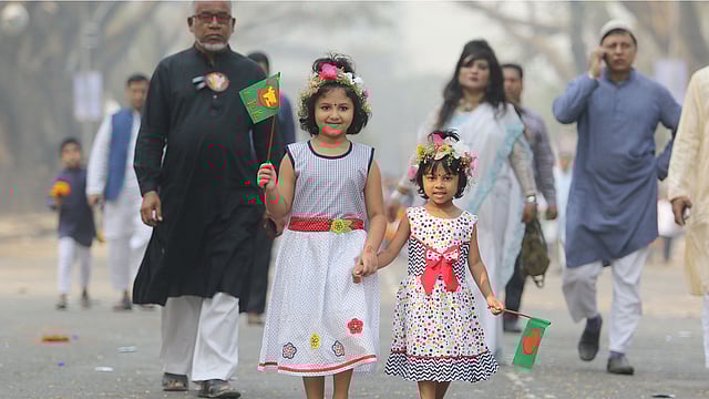 সাতসকালে শিশুরাও হাজির ছিল। ২১ ফেব্রুয়ারি, ২০১৮, কেন্দ্রীয় শহীদ মিনার, ঢাকা। ছবি: সাইফুল ইসলাম