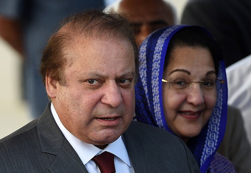 নওয়াজ শরিফ ও কুলসুম নওয়াজ। ছবি: এএফপি