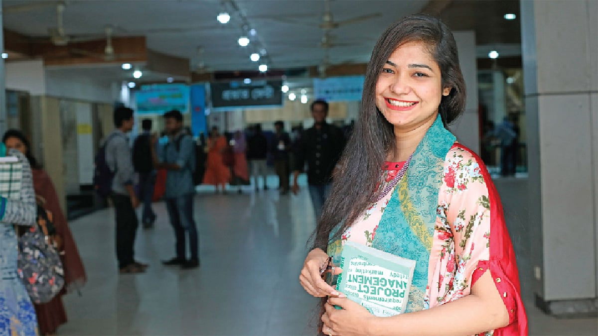 পড়ালেখার চাপ থাকলেও ক্যাম্পাসে হাসি–আনন্দে কাটে শিক্ষার্থীদের সময়। ছবি: খালেদ সরকার