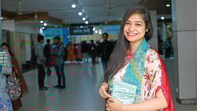 পড়ালেখার চাপ থাকলেও ক্যাম্পাসে হাসি–আনন্দে কাটে শিক্ষার্থীদের সময়। ছবি: খালেদ সরকার