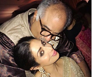 স্বামী বনির সঙ্গে শ্রীদেবীর অন্তরঙ্গ এক মুহূর্ত। ছবি: শ্রীদেবীর ইনস্টাগ্রাম থেকে নেওয়া