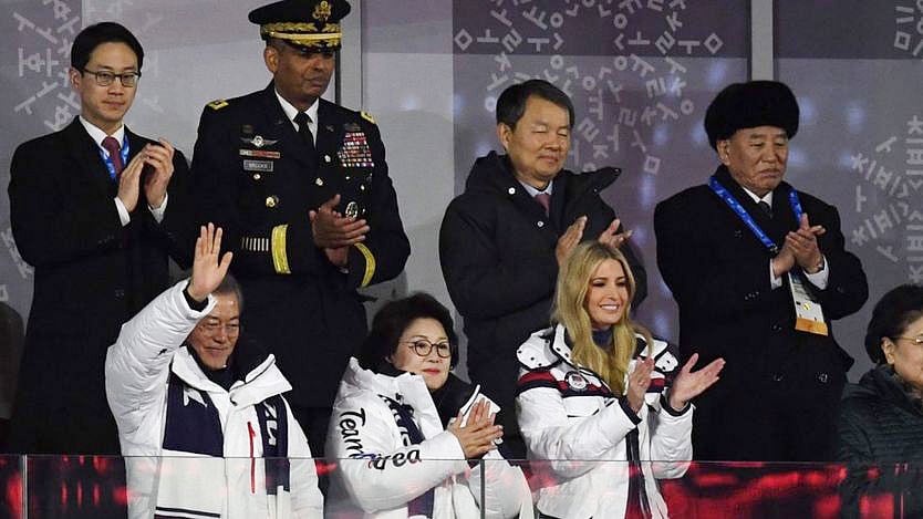 শীতকালীন অলিম্পিক উৎসবের সমাপনী অনুষ্ঠানে যুক্তরাষ্ট্রের প্রেসিডেন্ট ডোনাল্ড ট্রাম্পের মেয়ে ইভানকা ও উত্তর কোরিয়ার জেনারেল কিম ইয়ং চোল একই সারিতে অংশ নেন। তবে উভয় পক্ষের মধ্যে কোনো বৈঠক অনুষ্ঠিত হয়নি। ছবি: এএফপি।