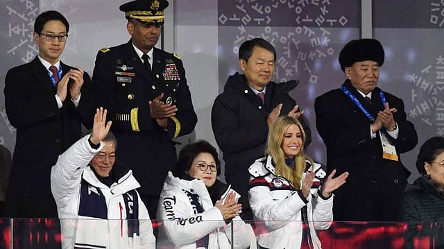 শীতকালীন অলিম্পিক উৎসবের সমাপনী অনুষ্ঠানে যুক্তরাষ্ট্রের প্রেসিডেন্ট ডোনাল্ড ট্রাম্পের মেয়ে ইভানকা ও উত্তর কোরিয়ার জেনারেল কিম ইয়ং চোল একই সারিতে অংশ নেন। তবে উভয় পক্ষের মধ্যে কোনো বৈঠক অনুষ্ঠিত হয়নি। ছবি: এএফপি।