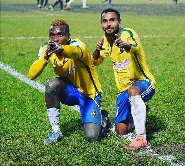 গোলের পর সতীর্থ রাফায়েলের সঙ্গে আলি হোসেনের উচ্ছ্বাস। ছবি: সংগৃহীত।