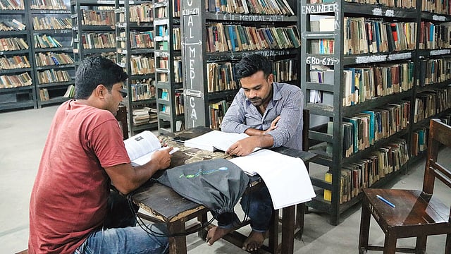 বই পাঠে নিমগ্ন দুই পাঠক। ছবি: এহসান–উদ–দৌল্লা