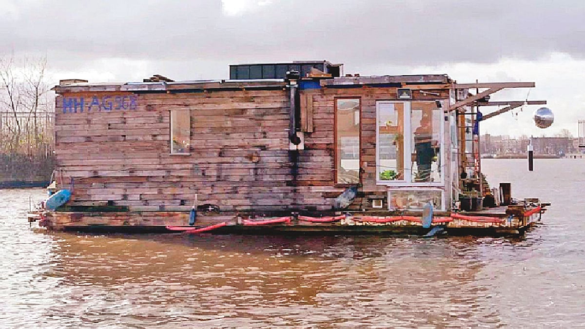 এ ঘরেই ক্লডিয়াসের বসবাস