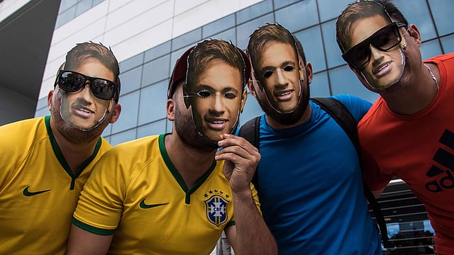 মাতের দেই হাসপাতালের সামনে নেইমারের সুস্থতার আশায় ভক্তরা। ছবি: এএফপি