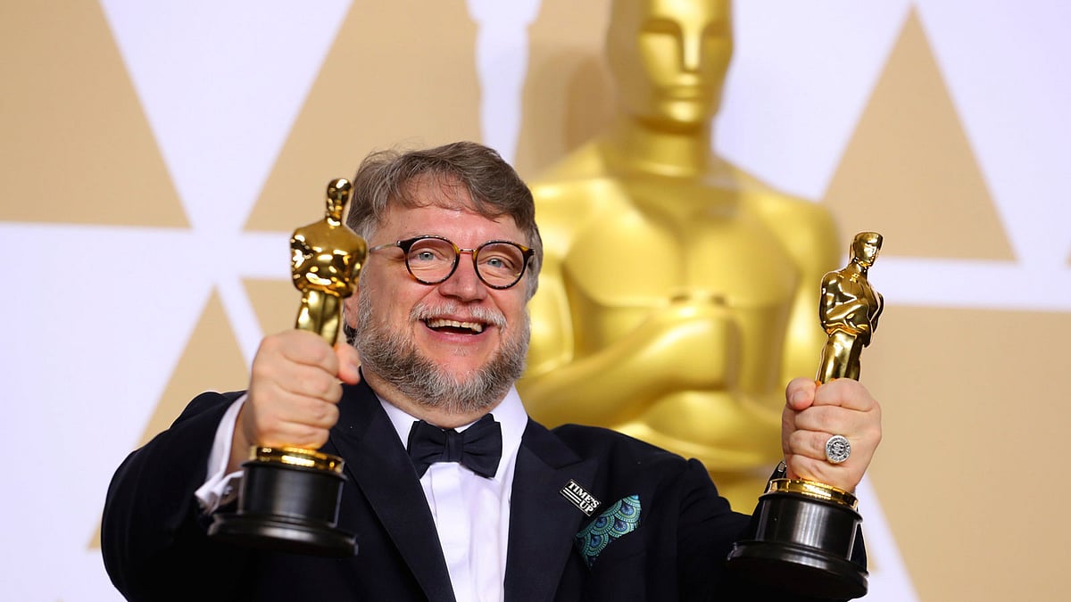 এবারের ৯০তম একাডেমি অ্যাওয়ার্ডসের আসরে ‘দ্য শেপ অব ওয়াটার’ চলচ্চিত্রের জন্য সেরা পরিচালক ও সেরা চলচ্চিত্র পুরস্কার পেয়েছেন গিয়েরমো দেল তোরো। ক্যালিফোর্নিয়া, যুক্তরাষ্ট্র, ৪ মার্চ। ছবি: রয়টার্স