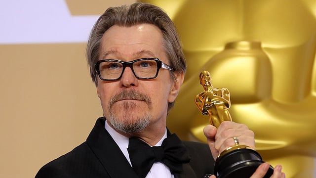 ডার্কেস্ট আওয়ার ছবিতে অভিনয় করে সেরা অভিনেতা হিসেবে অস্কার জিতেছেন গ্যারি ওল্ডম্যান। ক্যালিফোর্নিয়া, যুক্তরাষ্ট্র, ৪ মার্চ। ছবি: রয়টার্স