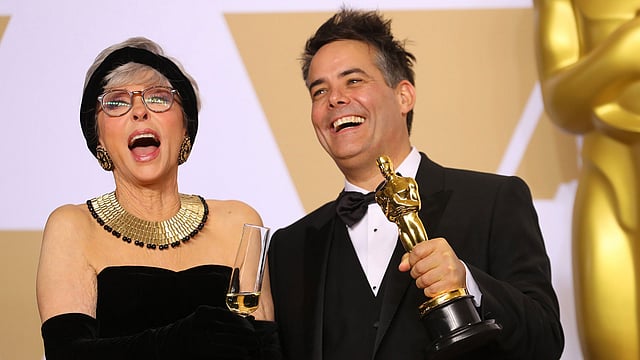 সেরা বিদেশি ভাষার চলচ্চিত্র হিসেবে নির্বাচিত হয়েছে চিলির ‘এ ফ্যান্টাস্টিক ওমেন’। অস্কার হাতে ছবির পরিচালক সেবাস্তিয়ান লেলিও। ক্যালিফোর্নিয়া, যুক্তরাষ্ট্র, ৪ মার্চ। ছবি: রয়টার্স