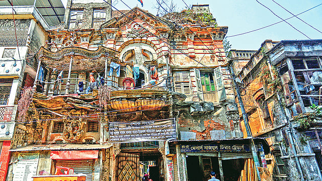 পুরান ঢাকার ফরাশগঞ্জের ঐতিহ্যবাহী বড়বাড়ি। শনিবার ছবিটি তুলেছেন হাসান রাজা
