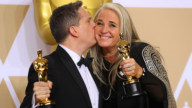 সেরা এনিমেটেড পূর্ণদৈর্ঘ্য চলচ্চিত্র নির্বাচিত হয়েছে ‘কোকো’। অস্কার হাতে ছবিটির নির্মাতা লি আনক্রিচ ও ডারলা আন্ডারসন। ক্যালিফোর্নিয়া, যুক্তরাষ্ট্র, ৪ মার্চ। ছবি: রয়টার্স